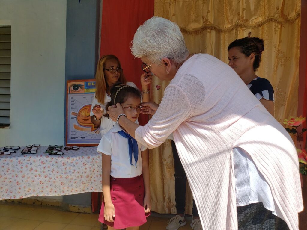 Una treintena de niños recibieron hoy sus espejuelos graduados // Foto: Lilian Salvat 