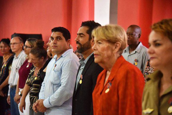 Condecoran a profesionales de la prensa cubana. // Foto: Gabriela Camila Castellanos Mora/ ACN