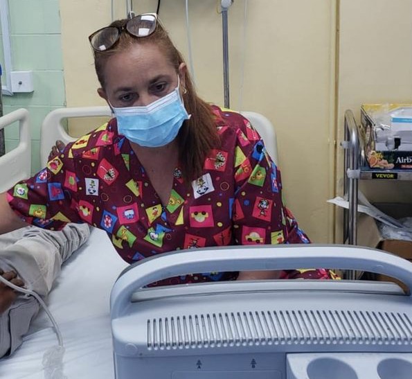 La doctora Celia María Leyva Esturo, del policlínico tres René Vallejo Ortiz de Manzanillo, en Guyana // Foto: Tomada de Brigada Médica Cubana en Guyana