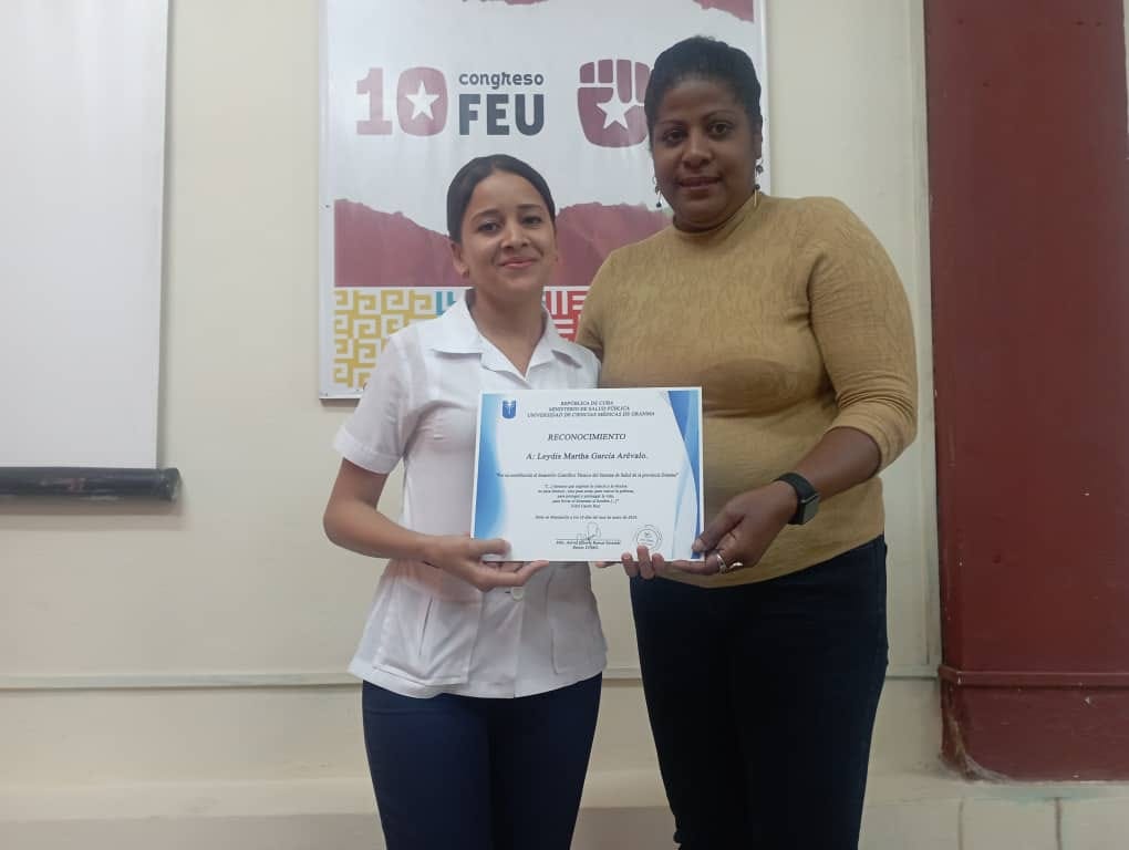 La joven Leydis Martha García Arévalo recibió Mención como Estudiante Investigador // Foto: Universidad de Ciencias Médicas de Granma