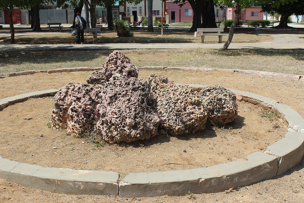 En el centro del parque de manera simbólica aparecen piedras, donde antes hubo una verja de hierro, y anteriormente la figura de Neptuno, que cuentan tuvo una desaparición misteriosa. // Foto: Marlene Herrera