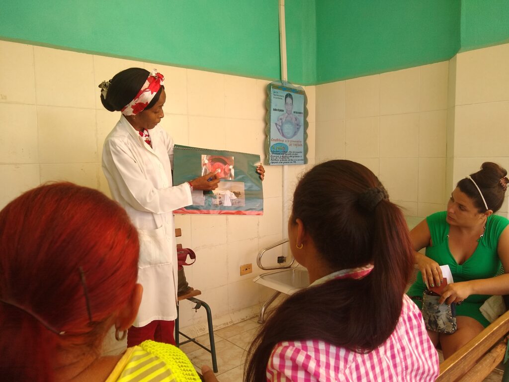 La educación sanitaria es prevención, prioridad para evitar el patologías cérvico uterinas // Foto: Denia Fleitas Rosales