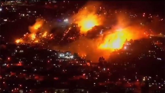Ciudad chilena de Valparaíso decreta alerta roja por incendios // Foto: Tomada de BBC Mundo