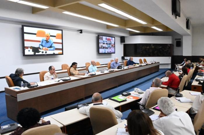 De gran importancia consideró Díaz-Canel educar para la comunicación, tanto a los directivos y a la población. // Foto: Estudios Revolución