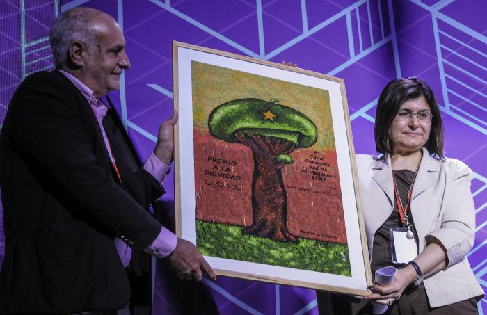  Ricardo Ronquillo, Presidente Nacional de la UPEC, entrega Premio de la Dignidad al canal Al Mayadeen. // Foto: José Manuel Correa 