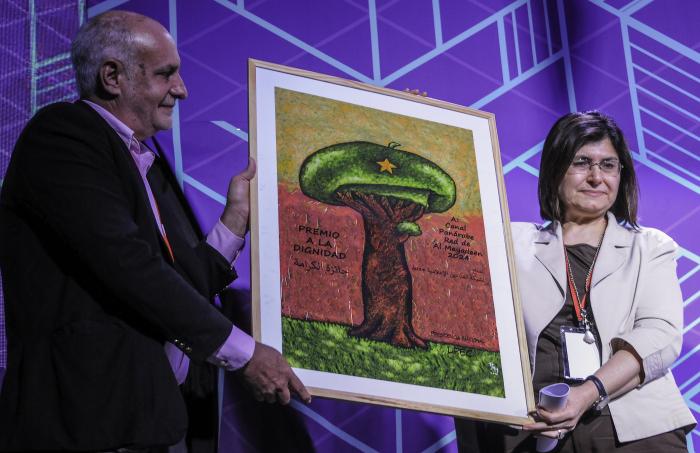 Ricardo Ronquillo, Presidente Nacional de la UPEC, entrega Premio de la Dignidad al canal Al Mayadeen. // Foto: José Manuel Correa