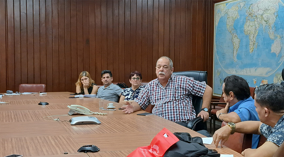 En encuentro con la prensa en la sede del Minem, Vicente de la O Levy habló sobre la situación energética del país y los pasos que se dan hacia soluciones sostenibles. // Foto: Minem.