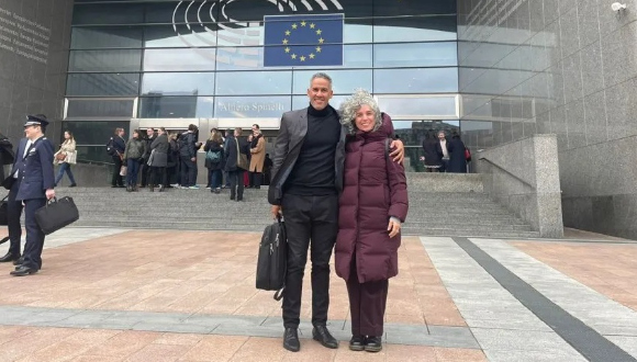 Alain Espinosa y Frisia Batista, dos mercenarios anticubanos que viajaron a Europa con el auspicio de Raza e Igualdad con el propósito de boicotear los acuerdos entre Cuba y la Unión Europea. // Foto: Tomada de Desdeabajomx.