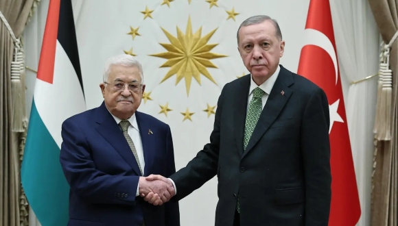 Una fotografía proporcionada por la oficina de prensa presidencial turca muestra al presidente palestino Mahmoud Abbas (izquierda) estrechando la mano con el presidente turco Recep Tayyip Erdogan en Ankara, Turquía, 5 de marzo de 2024. // Foto: EFE.