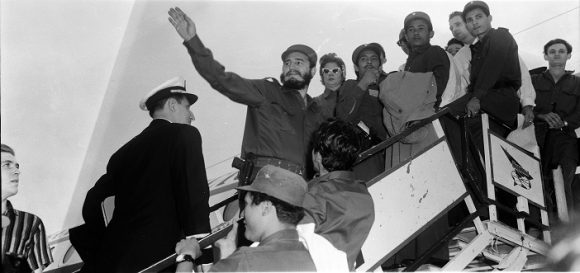 En horas de la tarde Fidel Castro arriba al aeropuerto de Ciudad Libertad para dirigirse a los Estados Unidos, 15 de abril de 1959. // Foto: Periódico Granma/ Sitio Fidel Soldado de las Ideas.