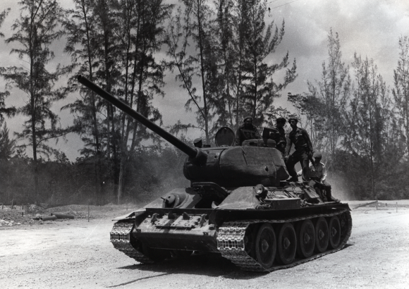 Fidel en un tanque en Playa Girón durante la invasión de las tropas mercenarias dirigidas por el gobierno estadounidense, el 19 de abril de 1961. Foto: Sitio Fidel Soldado de las Ideas.