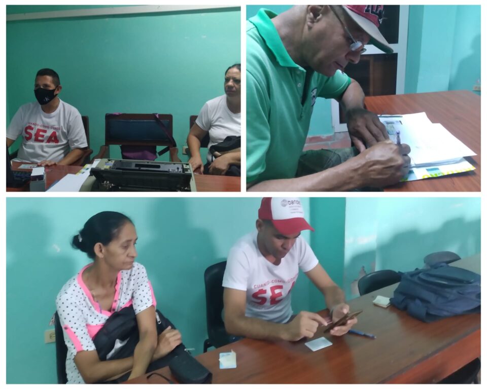 Entrega de tarjeta magnética para pago del salario // Foto: Directors Sucursal Manzanillo (Facebook)