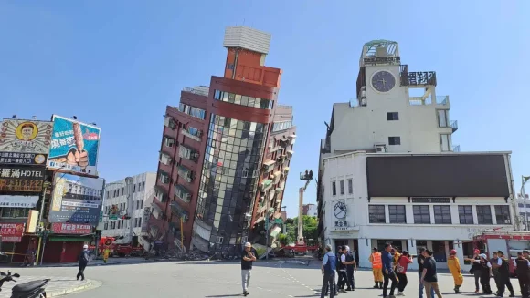 Un edificio parcialmente colapsado tras el impacto de fuerte terremoto en el condado de Hualien, en Taiwán, el 3 de abril de 2024. // Foto: VCG/Getty Images