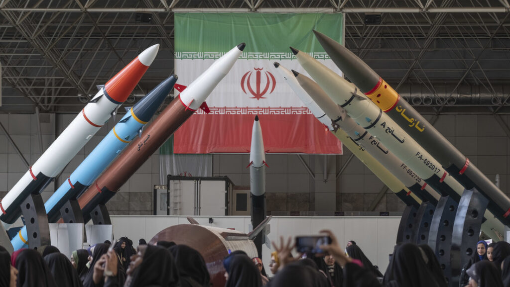 Misiles tierra-tierra y una bandera de Irán en el Parque Aeroespacial Nacional del Cuerpo de la Guardia Revolucionaria Islámica (CGRI) de Irán, en Teherán, el 11 de octubre de 2023.Morteza Nikoubazl / NurPhoto / Gettyimages.ru