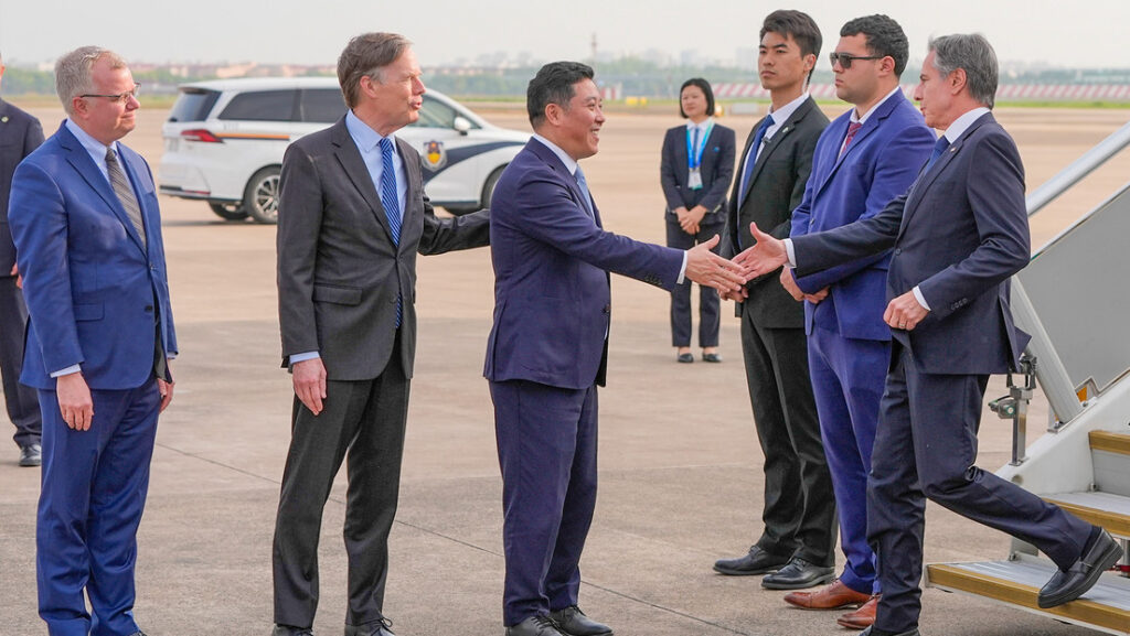 Antony Blinken es recibido a su llegada a Shanghái por Kong Fuan, director de la Oficina de Asuntos Exteriores local; el embajador estadounidense en China, Nicholas Burns, y el cónsul general de EE.UU. en Shanghái, Scott Walker (izquierda), el 24 de abril de 2024.Mark Schiefelbein / Pool / AP