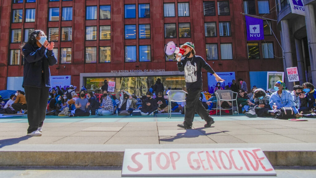 Estudiantes de la Universidad de Nueva York participan en protestas propalestinas, el 22 de abril de 2024.Mary Altaffer / AP 
