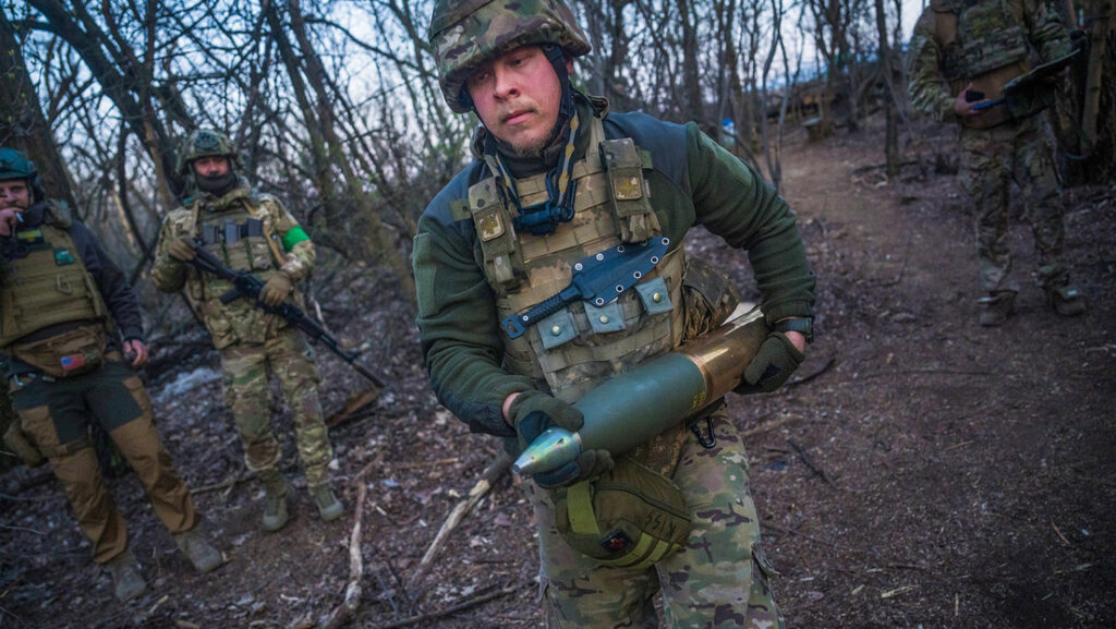 Artillero ucraniano en la zona de Limán, en Donbass, el 7 de abril de 2024.Wolfgang Schwan / Anadolu / Gettyimages.ru