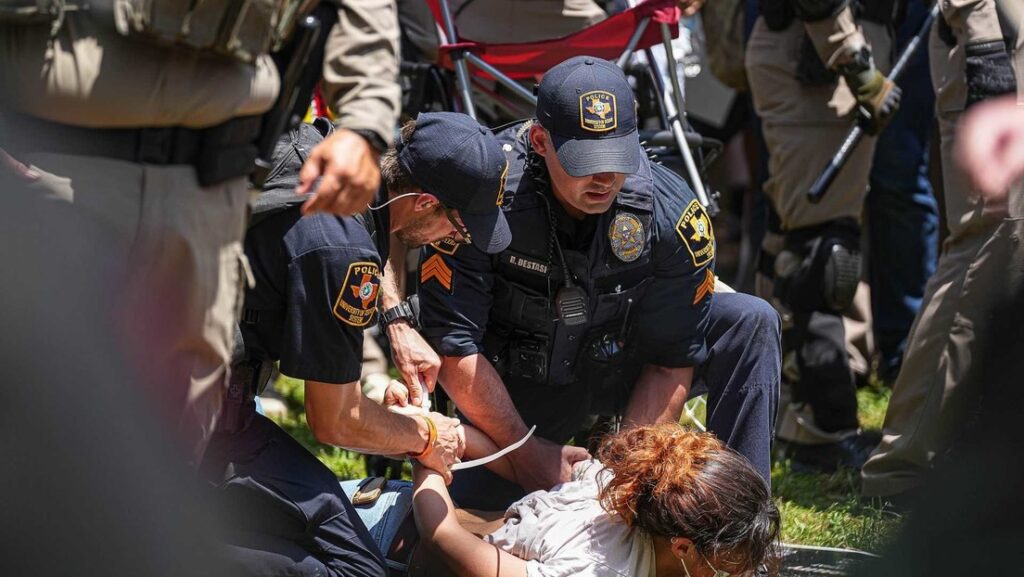 La Policía de la Universidad de Texas en Austin arresta a una manifestante en un campamento en el campus sur, donde los estudiantes se reunieron para manifestarse en contra del conflicto en Gaza, el 29 de abril de 2024.Aaron E. Martinez / Legion-Media