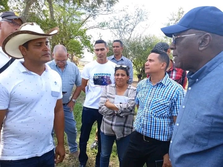 Intercambio del vicepresidente cubano Valdés Mesa con campesinos de la Finca Los Albenis // Foto: @YanetsyTerry