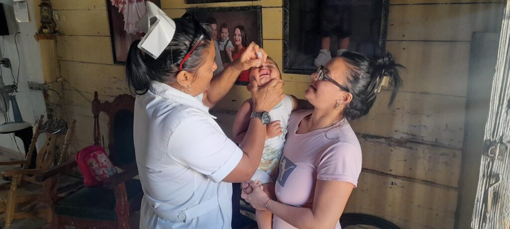 Campaña de vacunación antipoliomielítica // Foto: Policlínico Francisca Rivero (Facebook)