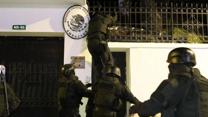 Fuerzas especiales de Ecuador trepan el exterior de la embajada de México en Quito el 5 de abril de 2024 // Foto: AFP 