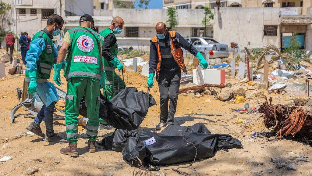 Paramédicos palestinos cerca del hospital Al Shifa en la ciudad de Gaza, el 17 de abril de 2024. AFP