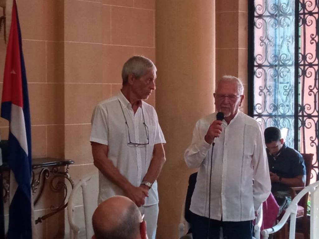Roger Grevoul (D) presidente honorario de la asociación Cuba Coopération France (CubaCoop). (Fotos:PL)