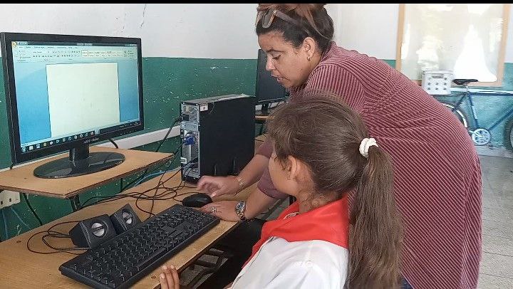 Estudiantes se preparan en las TIC desde la enseñanza primaria // Foto: Claudia Sánchez
