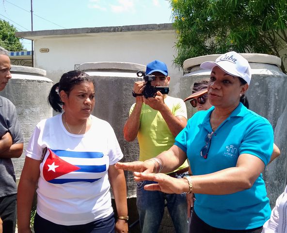 Viceprimera ministra de Cuba intercambia con directivos y pobladores en punto de batería de tanques // Foto: Roberto Mesa (Facebook)