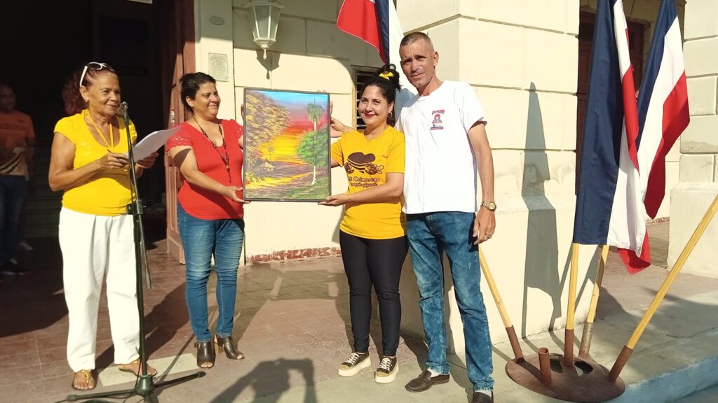 Recibe Yaquelín Veliz, directora del Proyecto Colmena Corazón Gigante el reconocimiento de manos de la presidente de gobierno en Manzanillo, Rossío Naranjo // Foto: Manzanillo CAM (Facebook)