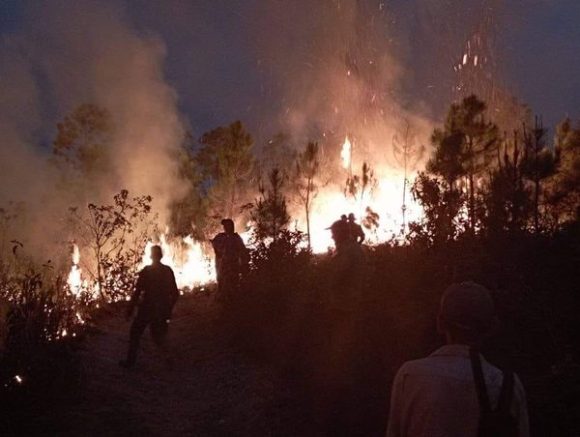 Incendio de grandes proporciones en San Juan y Martínez, Pinar del Rio. Foto: Yamile Ramos Cordero/Facebook