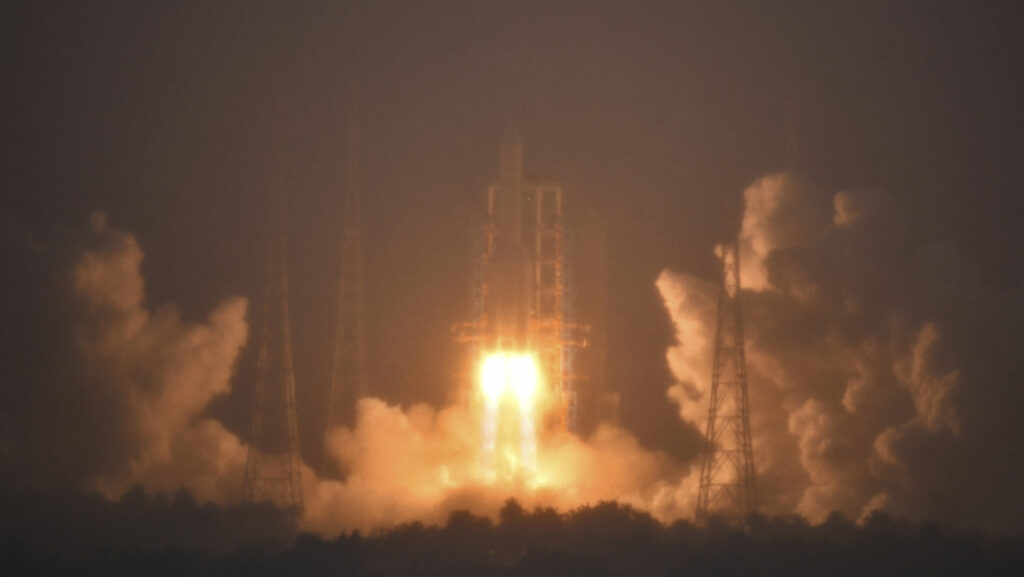 Un cohete Long March-5, que transporta la nave espacial Chang’e-6, despega de la Base de Lanzamiento Espacial de Wenchang, el 3 de mayo de 2024.Guo Cheng / Xinhua / AP