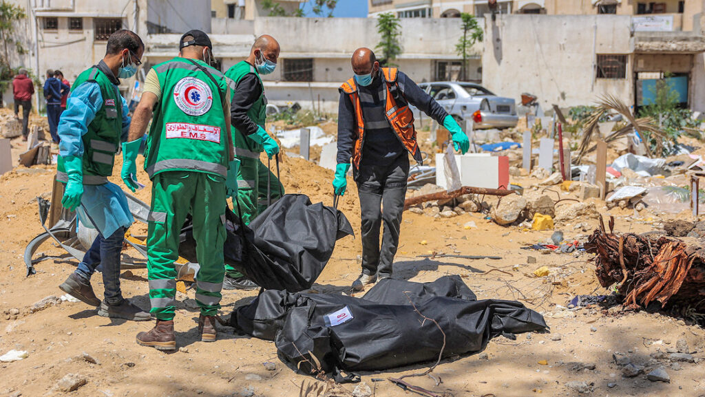Paramédicos palestinos retiran cadáveres descubiertos en las inmediaciones del hospital Al Shifa de la ciudad de Gaza, el 17 de abril de 2024. AFP
