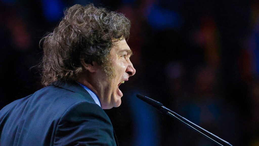 Javier Milei expone durante la cumbre de ultraderecha Europa Viva 24, en Madrid, España, el 19 de mayo de 2024.Oscar del Pozo / AFP