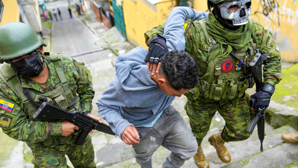 Un joven detenido en Quito, Ecuador, 12 de enero de 2024.Dolores Ochoa / AP