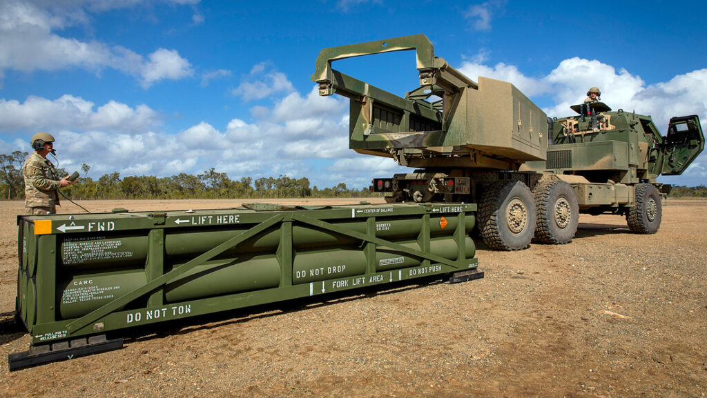 La grúa para cargar el Sistema de Misiles Tácticos del Ejército (ATACMS) en el Sistema de Cohetes de Artillería de Alta Movilidad (HIMARS) en Queensland, Australia, el 26 de julio de 2023.Sgt. 1st Class Andrew Dickson / U.S. Army