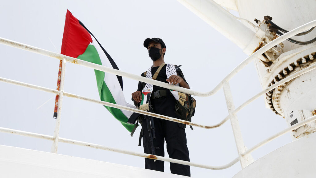 Un combatiente hutí en el mar Rojo, Yemen, el 12 de mayo de 2024.Mohammed Hamoud / Gettyimages.ru