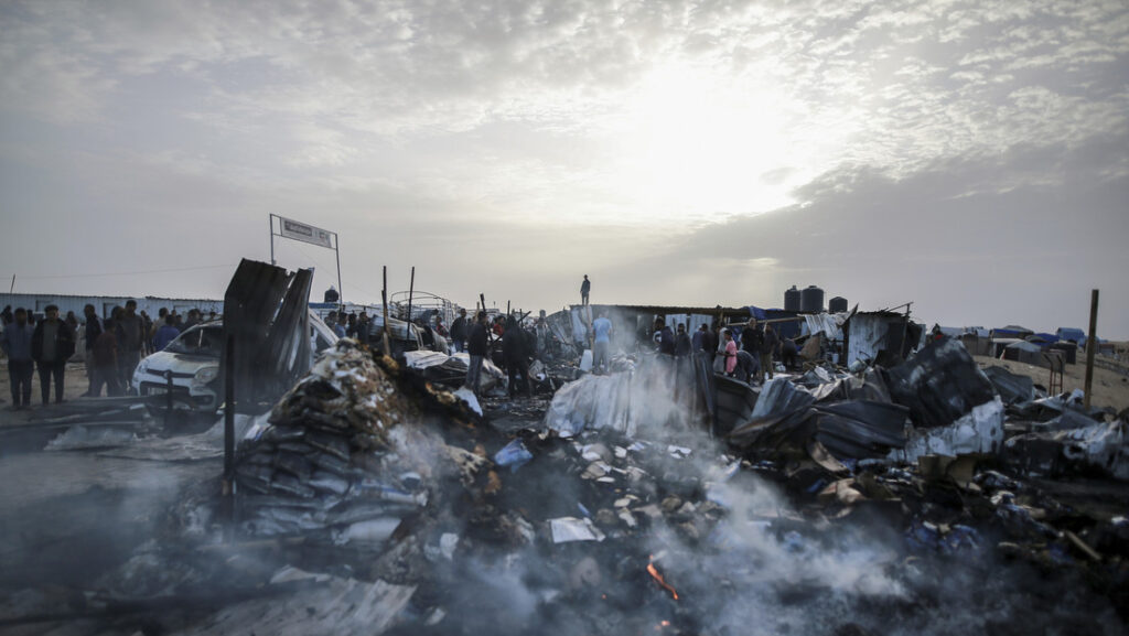 Destrucción tras un ataque israelí donde se alojaban personas desplazadas en Rafa, Franja de Gaza.Jehad Alshrafi / AP