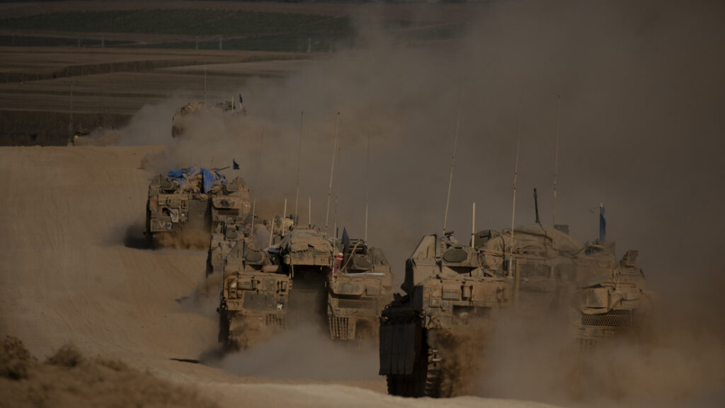 Vehículos blindados de transporte de tropas israelíes se desplazan a lo largo de la frontera con la Franja de Gaza, el 29 de mayo de 2024.Amir Levy / Gettyimages.ru
