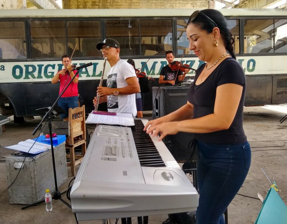 Karelia Naranjo dirige la Orquesta Original de Manzanillo junto a Pachy Naranjo // Foto: Denia Fleitas