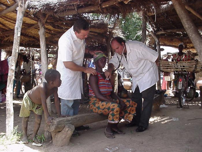 Los médicos cubanos asisten a la población de bajos recursos y que viven en lugares de difícil acceso y en zonas rurales Foto: Velázquez, Amhed