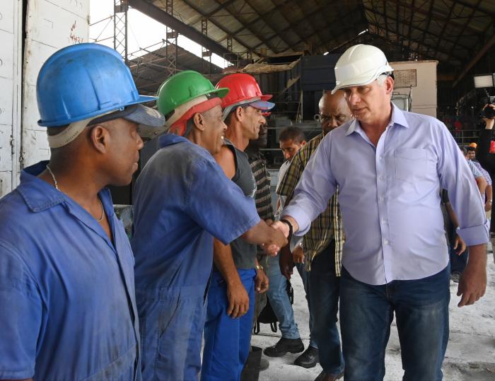 Los directivos y trabajadores del central Héctor Rodríguez se comprometieron a seguir moliendo mientras sea posible. Foto: Estudios Revolución