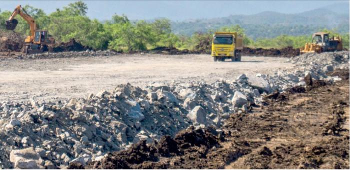 Actualmente, los obreros se concentran en el tiro de material rocoso y en la excavación de la capa vegetal en un área de 35 000 metros cuadrados. Foto: Emilio Rodríguez Pupo