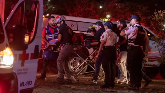 Al lugar del accidente arribaron ambulancias de la Cruz Roja, de Protección Civil estatal y de otras corporaciones de auxilio. Foto: CUARTOSCURO.COM.