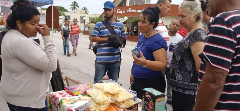 Intercambio con vendedores en Feria Agropecuaria // Foto Manzanillo ciudad que renace (Facebook)