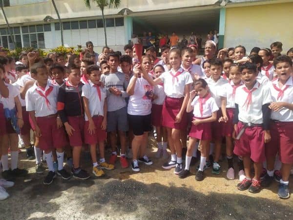 Estudiantes del semint5ernado Adalberto Pesant reciben la antorcha de los Juegos Escolares // Foto: Ciudad que Renace (Facebook)