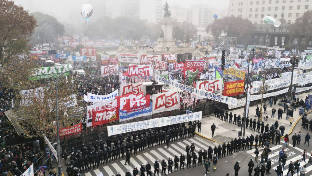Policías intentan frenar la movilización contra la Ley Bases en el Senado, Buenos Aires,12 de junio de 2024.Rodrigo Abd / AP