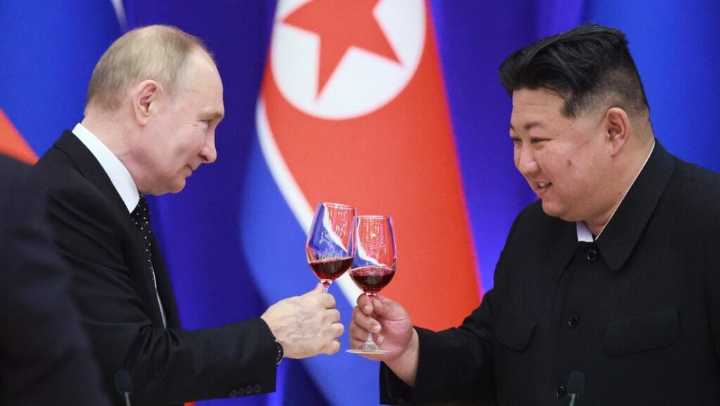 El presidente ruso Vladímir Putin y su homólogo de la República Popular Democrática de Corea, Kim Jong-un, en Pionyang, RPDC, el 19 de junio de 2024.Vladimir Smirnov / Sputnik