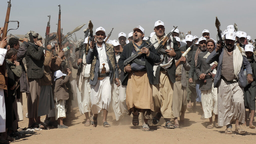 Hutíes marchan en apoyo a Palestina a las afueras de Saná, Yemen, el 22 de enero de 2024. AP