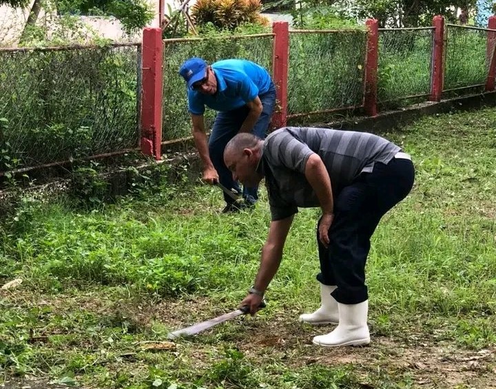 Higienización del parque infantil // Foto: @RadioGranma